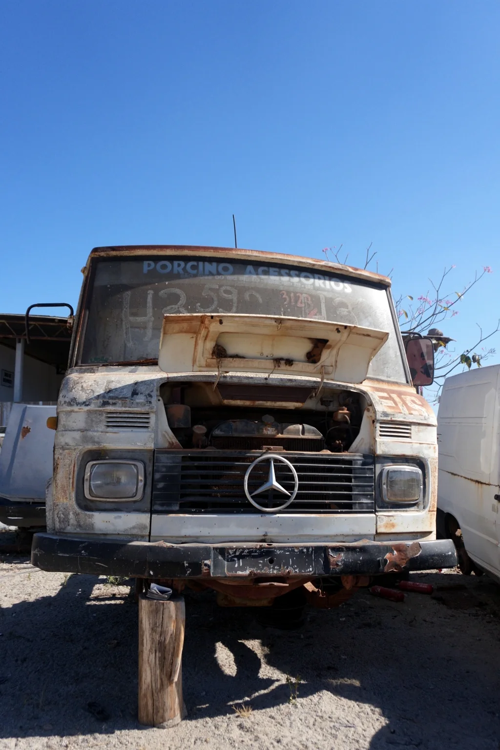 Caminhão no pátio